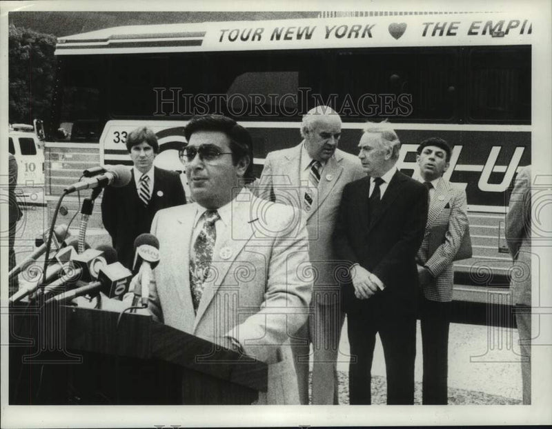 Load image into Gallery viewer, 1980 Press Photo Louis A Magnano speaks at press conference promoting NY Tourism
