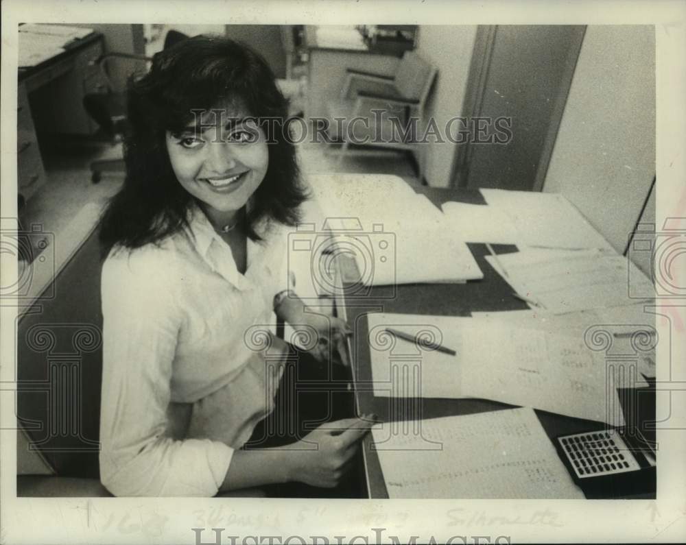 1980 Press Photo Sudha Modasra at office desk in New York - tua31013