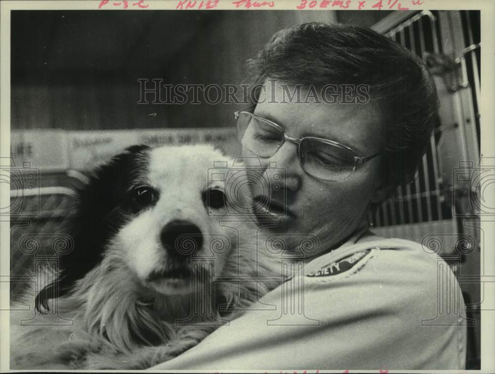 1975 Press Photo Dawn Weatherhalt with dog at Mohawk & Hudson River Humane in NY