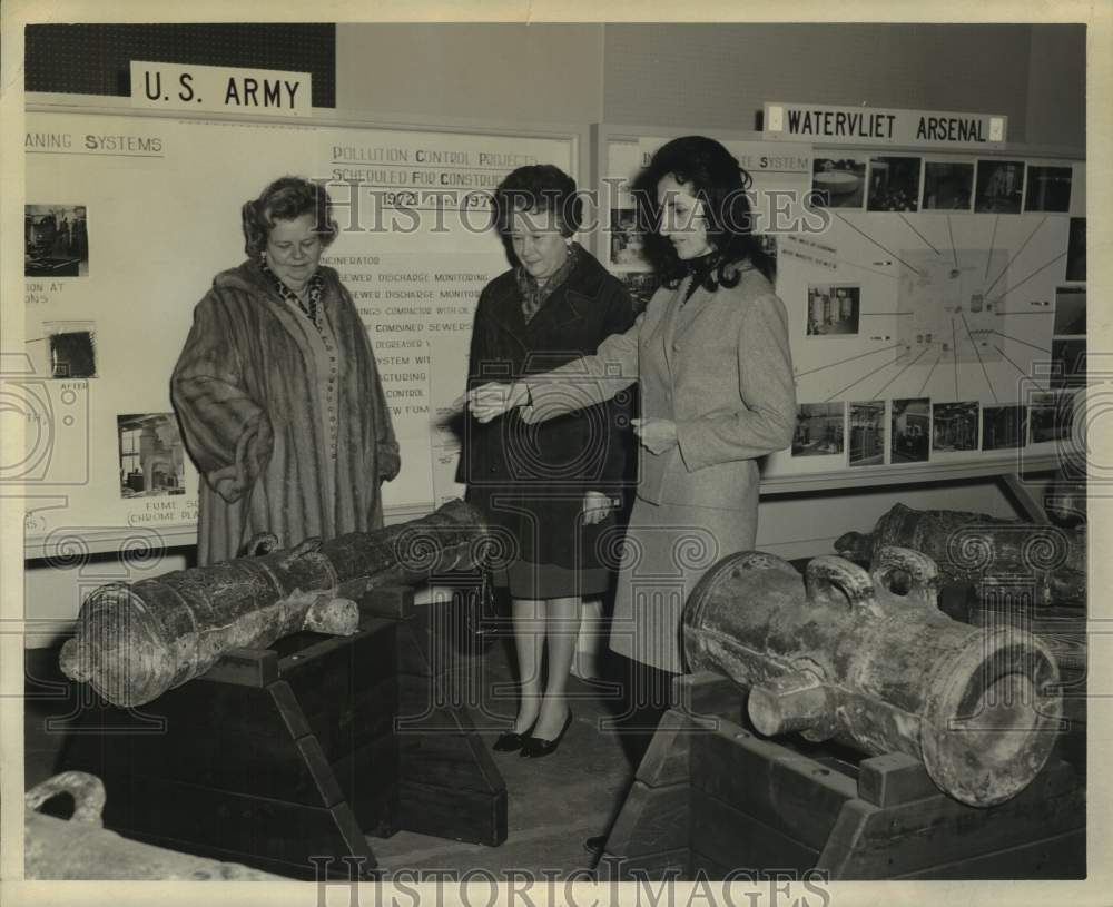 1973 Press Photo Three women look at cannon display at Watervliet Arsenal in NY