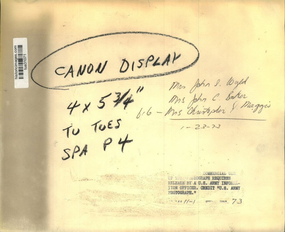 1973 Press Photo Three women look at cannon display at Watervliet Arsenal in NY