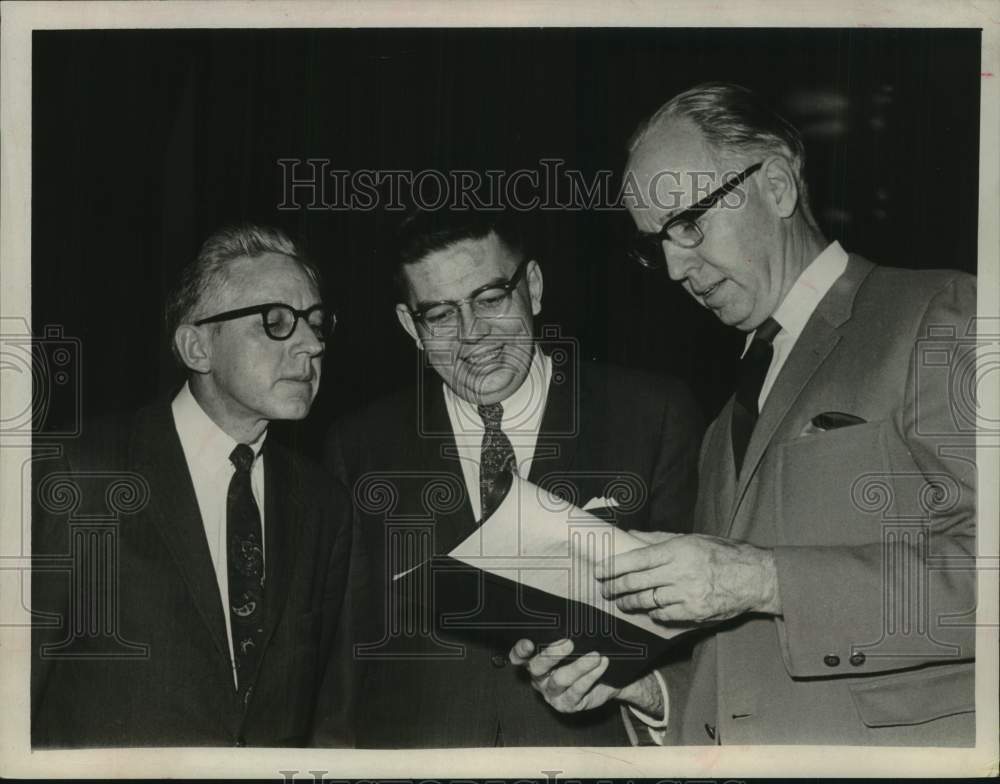 1967 Press Photo John Malone maps strategy with fellow politicians in New York