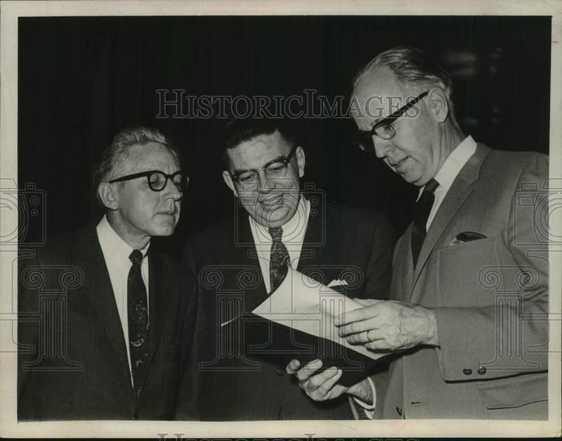 Load image into Gallery viewer, 1967 Press Photo John Malone maps strategy with fellow politicians in New York
