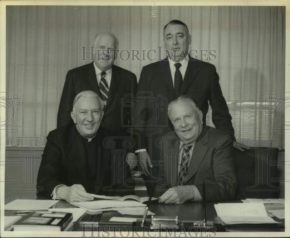 1973 Press Photo Bishop poses with businessmen in Schenectady, New York office