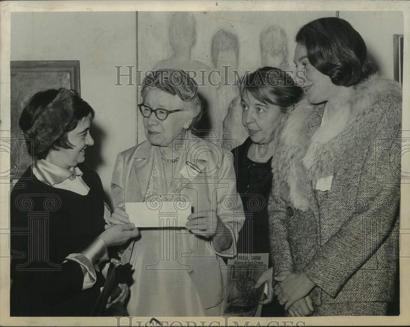 Load image into Gallery viewer, 1964 Press Photo Albany, NY Institute of History &amp; Art presents art show awards
