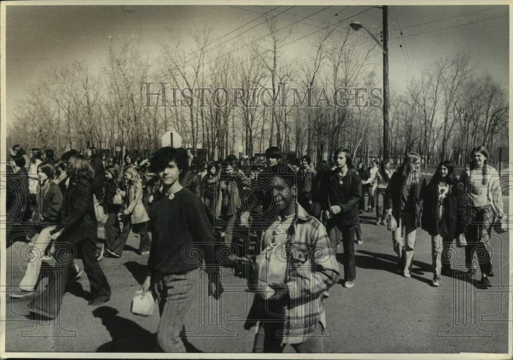 1973 Press Photo Participants in the March of Dimes Walkathon leave Linton HS NY