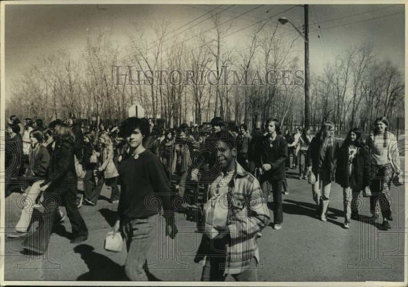 Load image into Gallery viewer, 1973 Press Photo Participants in the March of Dimes Walkathon leave Linton HS NY
