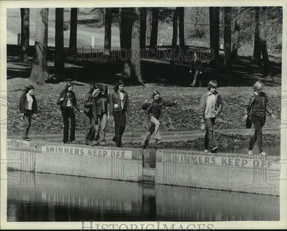 1973 Press Photo Kids take shortcut during March of Dimes Walkathon, Schenectady