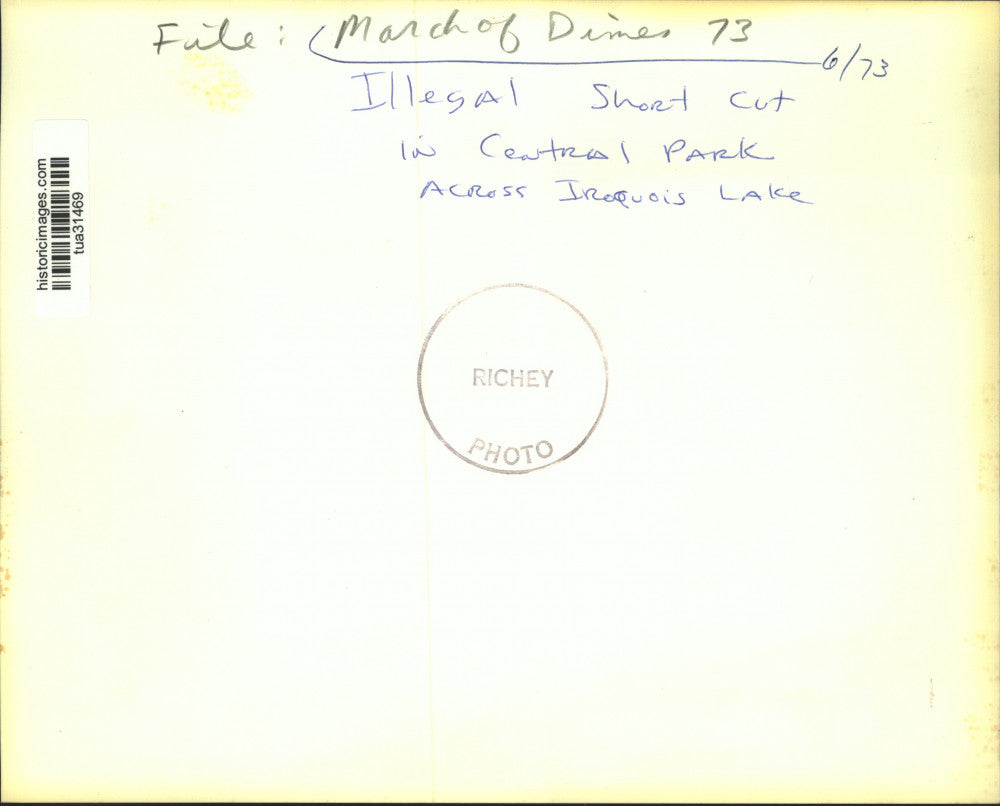 1973 Press Photo Kids take shortcut during March of Dimes Walkathon, Schenectady