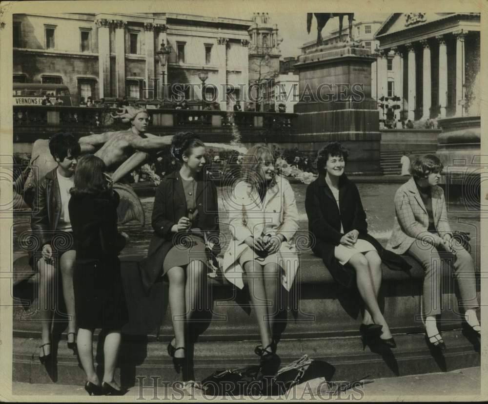 1966 Press Photo Girls sit around fountain in Trafalgar Square, London, England