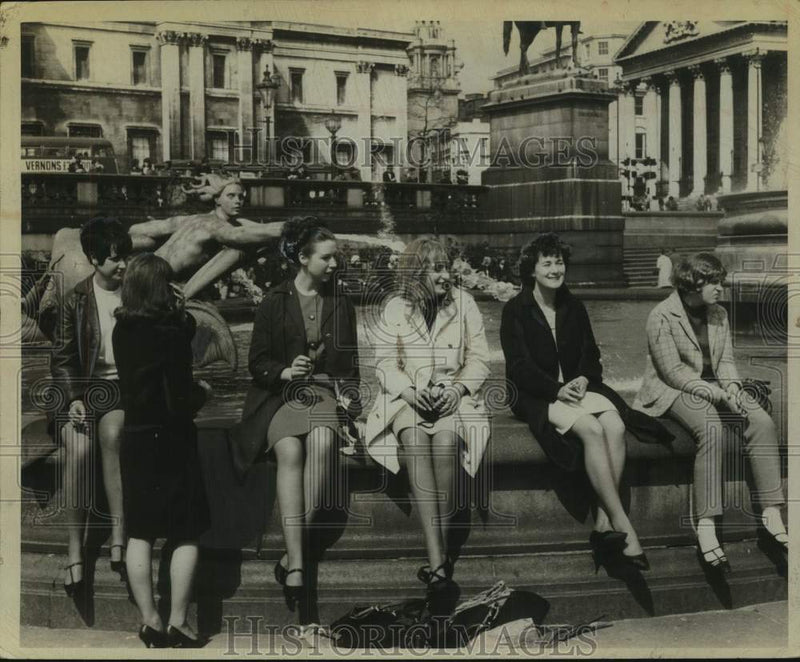 Load image into Gallery viewer, 1966 Press Photo Girls sit around fountain in Trafalgar Square, London, England
