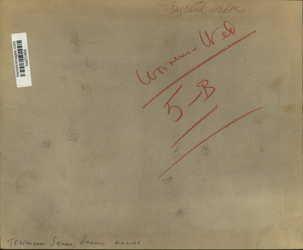 1966 Press Photo Girls sit around fountain in Trafalgar Square, London, England