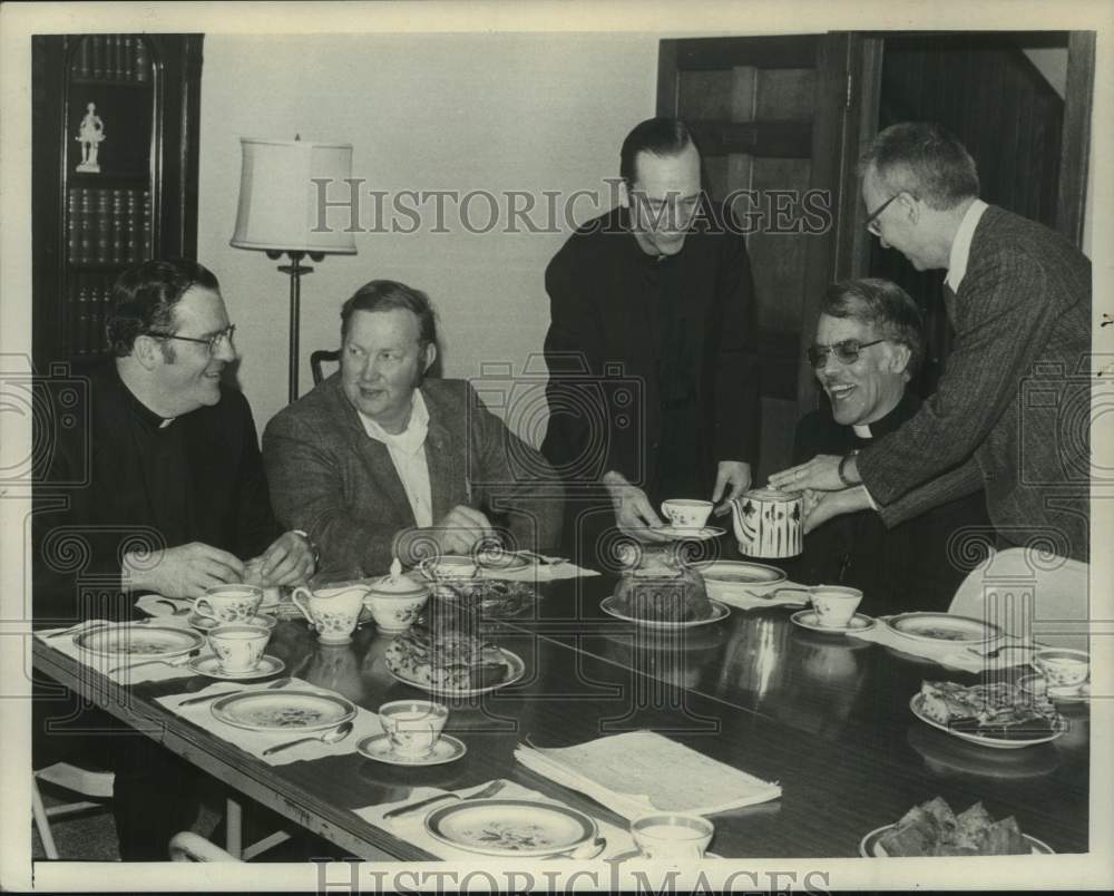 1974 Press Photo Albany area church officials meet over tea in New York