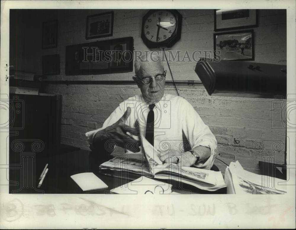 1974 Press Photo John Longholtz in his New York office - tua31534