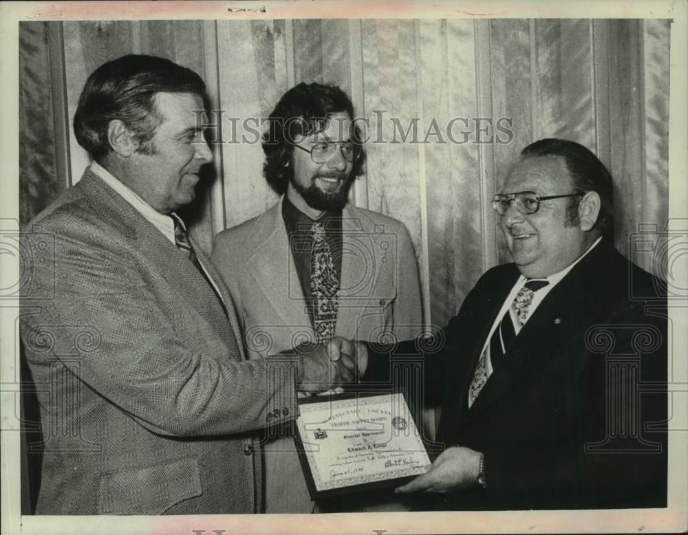 1974 Press Photo Town justice receives award from Rotterdam, NY officials