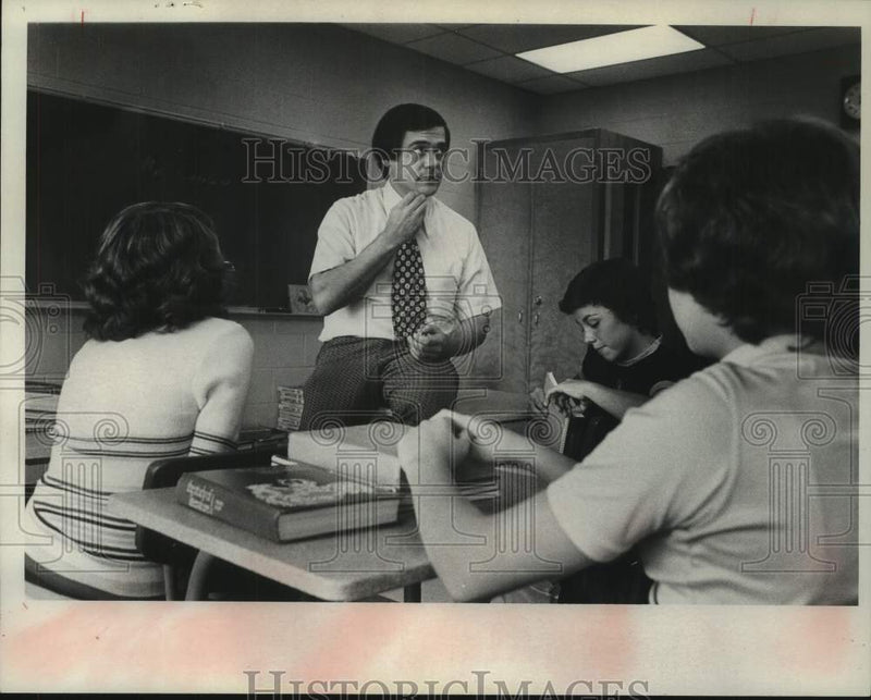 Load image into Gallery viewer, 1975 Press Photo Patrick Longo with students in New York classroom - tua31542
