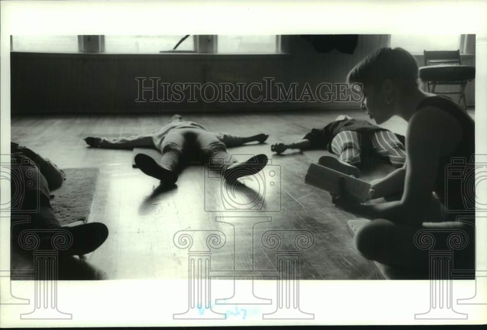 1993 Press Photo Dance instructor reads to movement class in Albany, New York- Historic Images