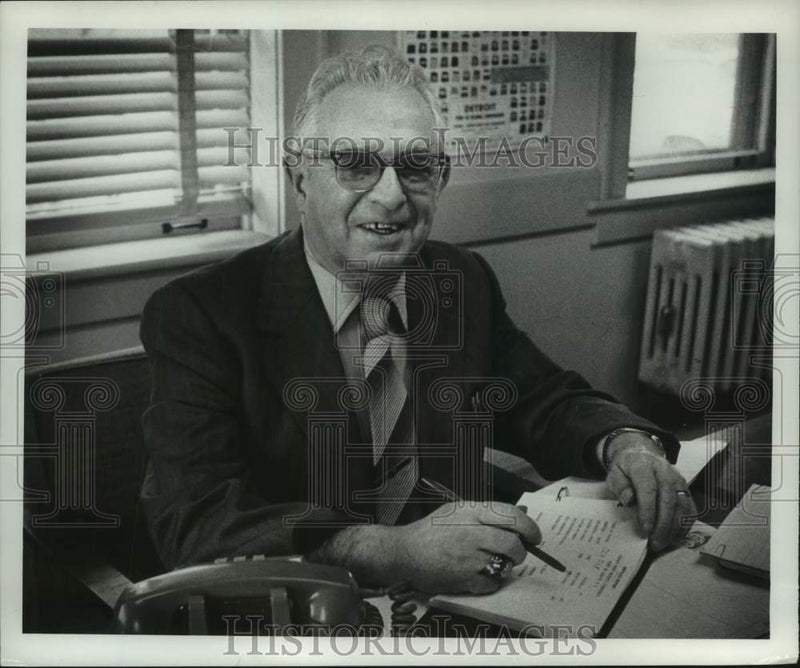 Load image into Gallery viewer, 1980 Press Photo Douglas Logan, Harbor Master, Port of Albany, New York
