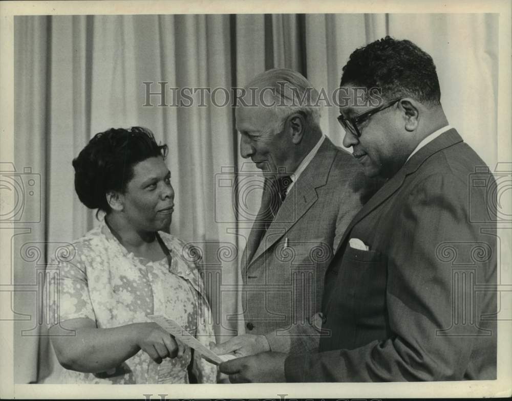 1971 Press Photo Group plans Viriginia Day at City Hall in Albany, New York