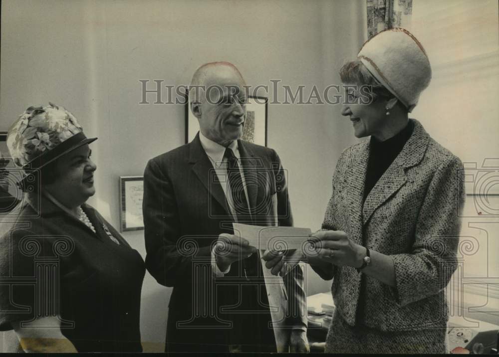 1967 Press Photo Abigail Lodge members make donation to Albany, NY hospital