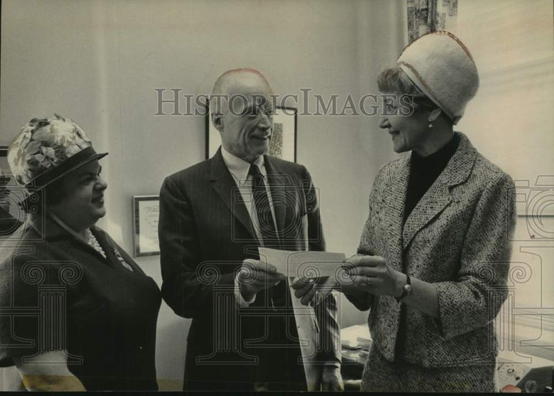 Load image into Gallery viewer, 1967 Press Photo Abigail Lodge members make donation to Albany, NY hospital
