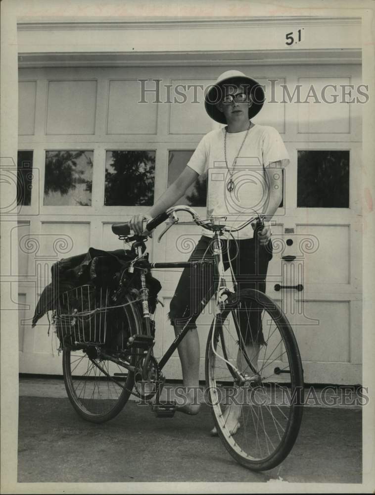1968 Press Photo James Moomaw stands next to his bicycle as &quot;king of the road&quot;