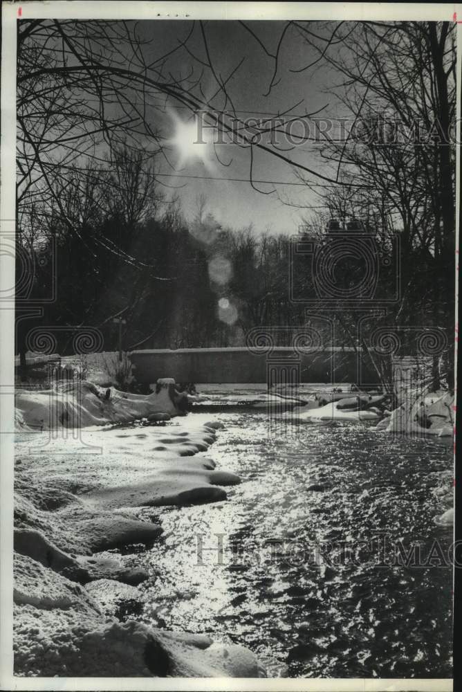 1974 Press Photo Snow on the banks of Moordener Kill near Brookview, New York