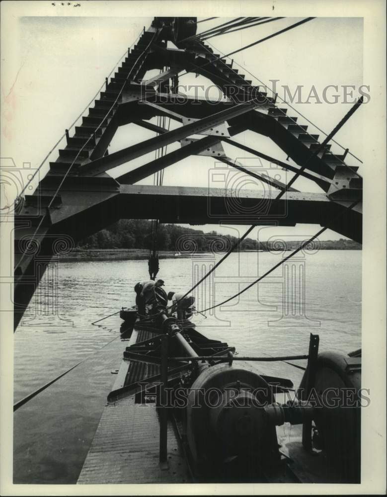 1974 Press Photo Tom Marra & John Saari operate dredge on Mohawk River, New York
