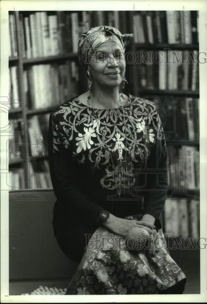 1991 Press Photo Shirley Macphearson at library in Lake George, New York- Historic Images
