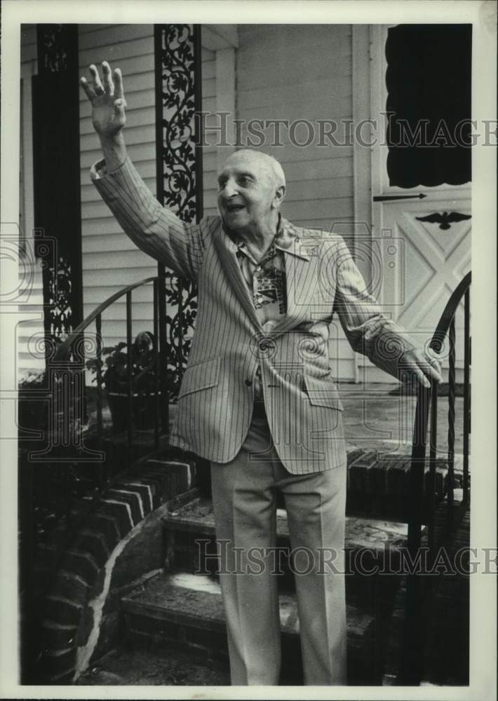 Load image into Gallery viewer, 1979 Press Photo Charles F. Moehle waves outside his New York home - tua31835
