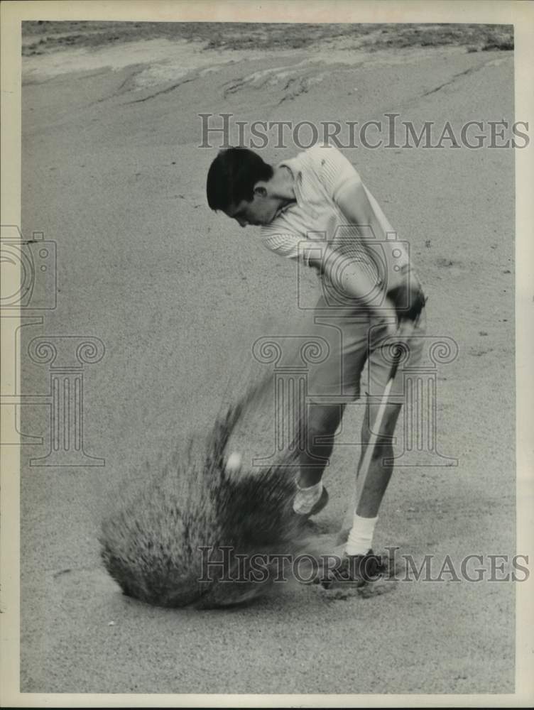 1962 Press Photo Jeff Mansuy blasts from sand trap on New York golf course