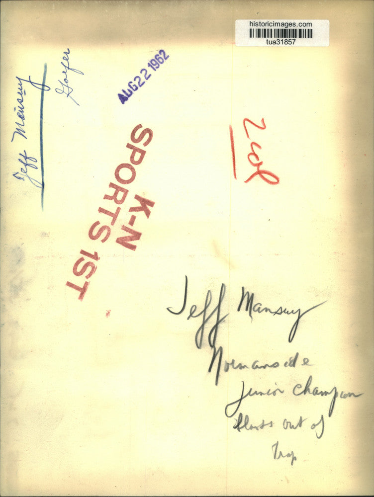 1962 Press Photo Jeff Mansuy blasts from sand trap on New York golf course