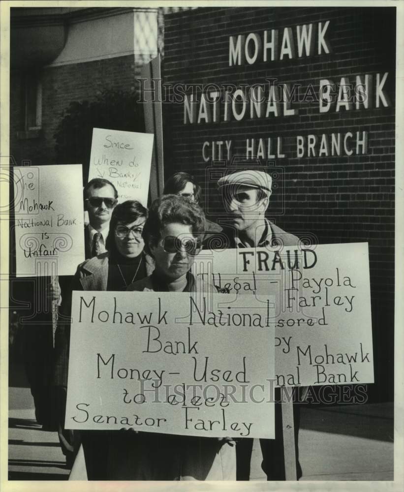 1978 Press Photo Supporters of NY State Senator Fred Isabella picket Mohawk Bank