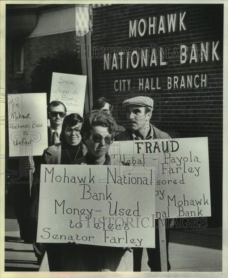 Load image into Gallery viewer, 1978 Press Photo Supporters of NY State Senator Fred Isabella picket Mohawk Bank
