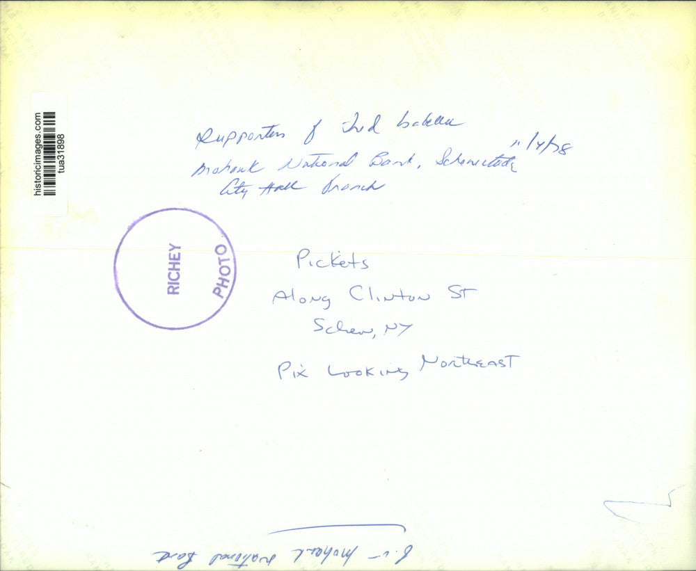 1978 Press Photo Supporters of NY State Senator Fred Isabella picket Mohawk Bank