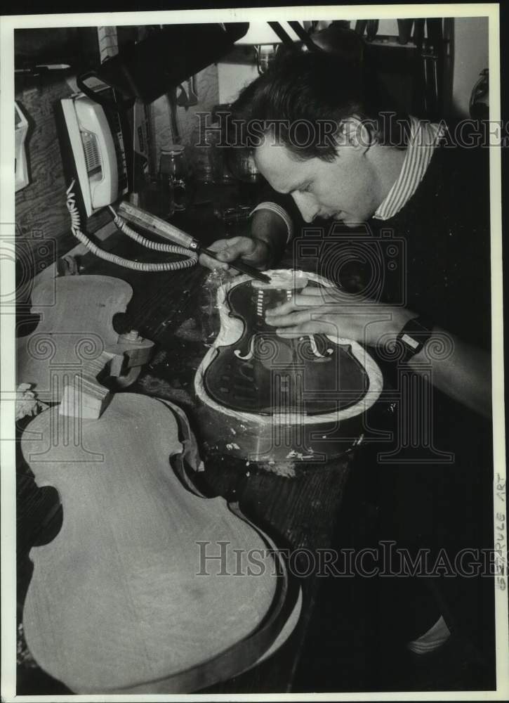 1990 Press Photo Martin Macica builds violin in his Schuylerville, New York shop- Historic Images