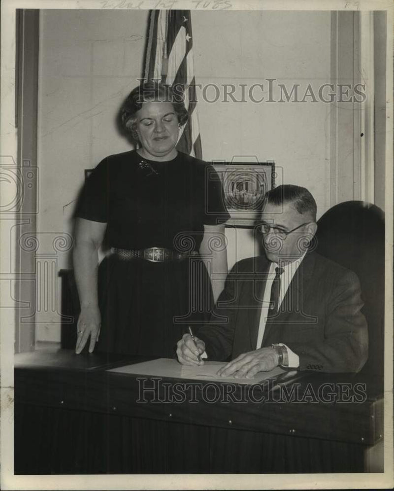 Load image into Gallery viewer, 1966 Press Photo Mrs. Lester Benson with Jay Moore in New York office
