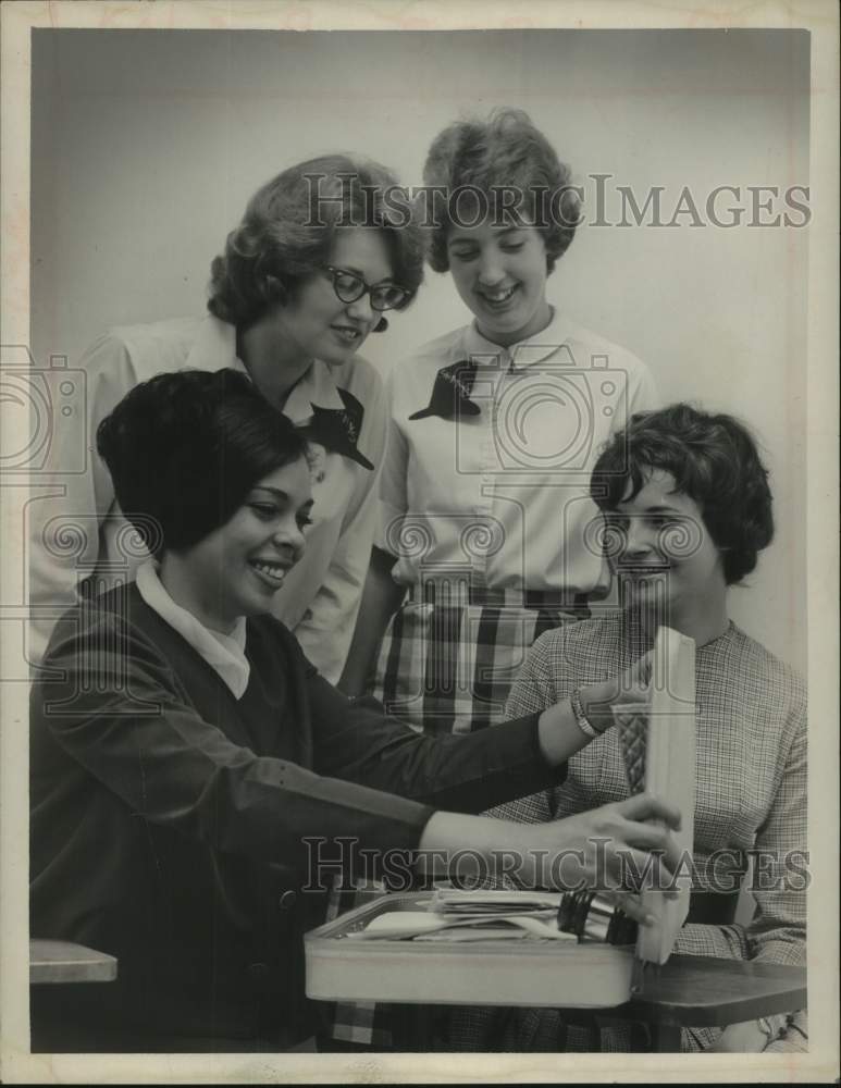 Load image into Gallery viewer, 1964 Press Photo Student Nurses Association members meet in Albany, New York

