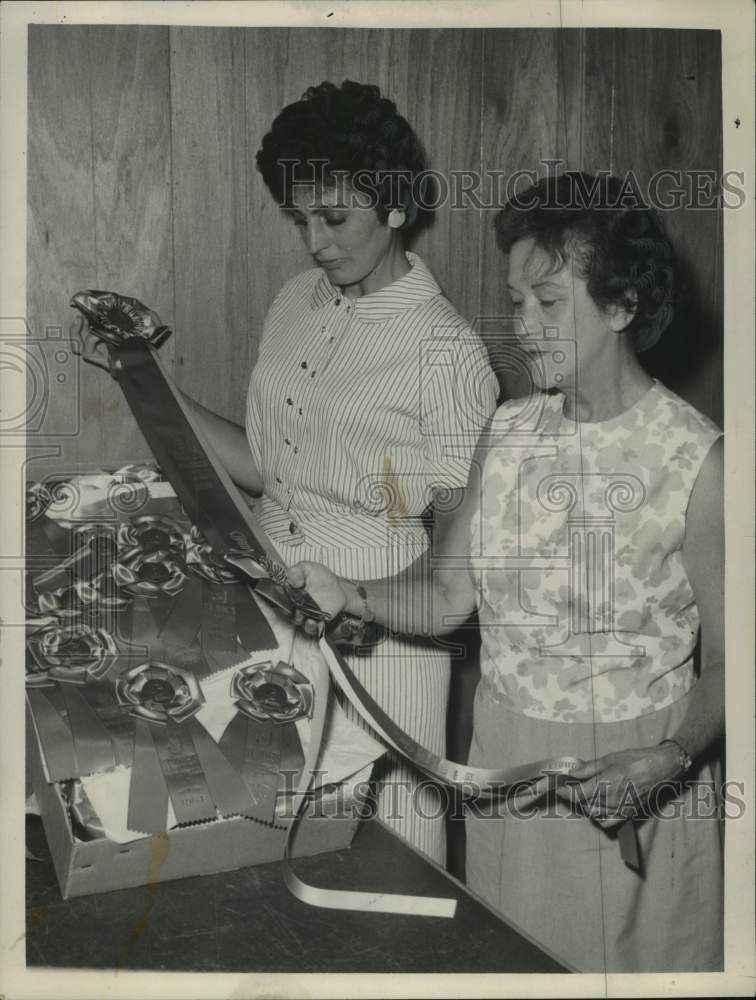 1963 Press Photo St. Jude Horse Show officials prepare award ribbons in New York