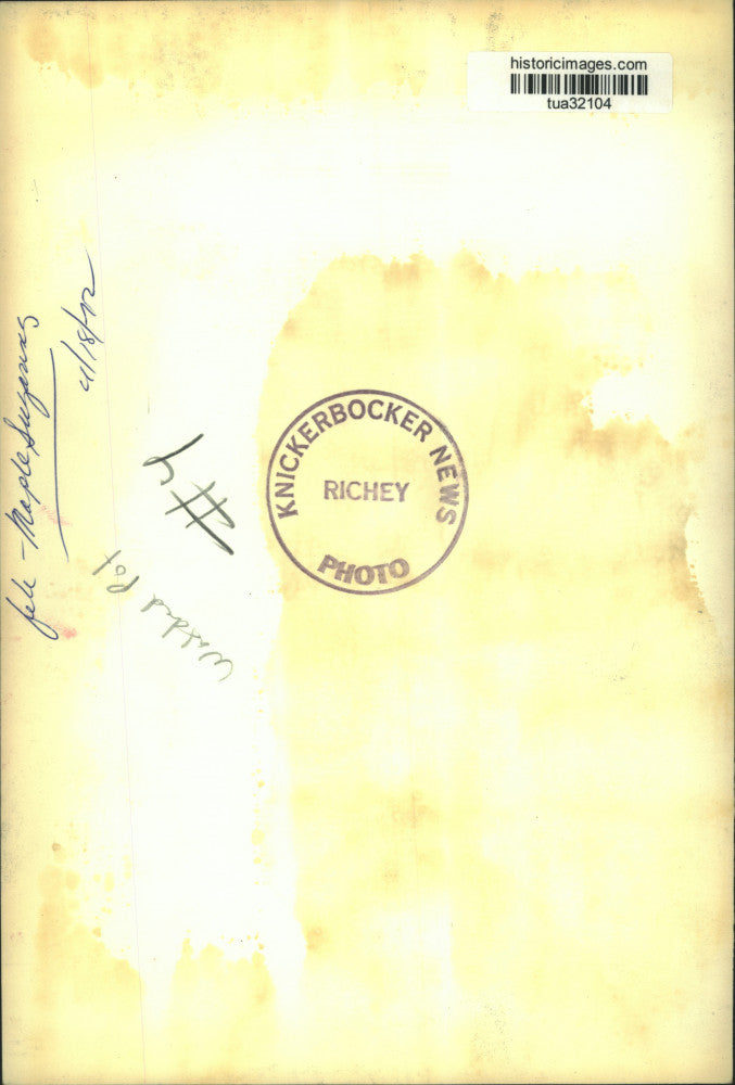 1972 Press Photo Man watches steam evaporate from pot during Maple Sugaring