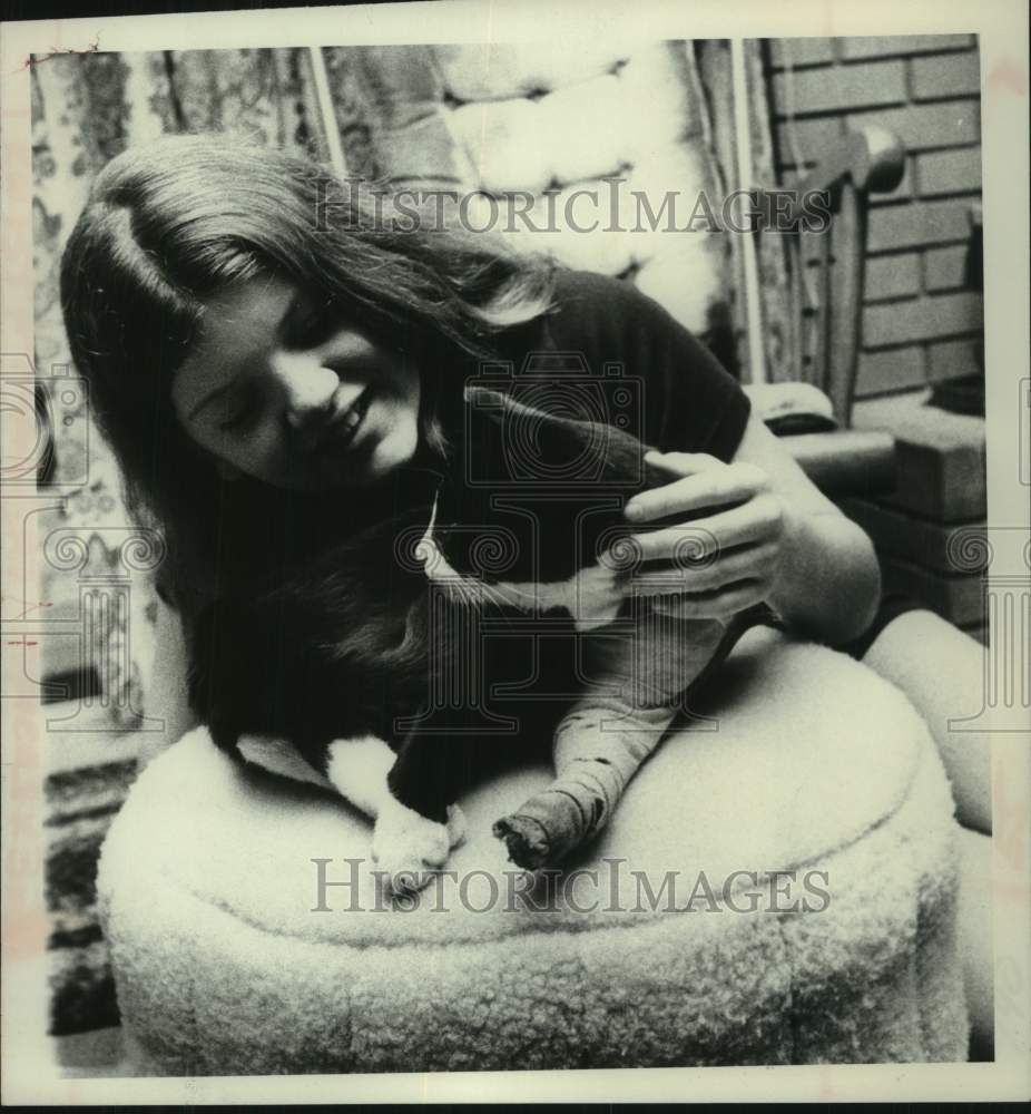 1978 Press Photo Lisa Bieniek with Mittens the cat in Menands, New York