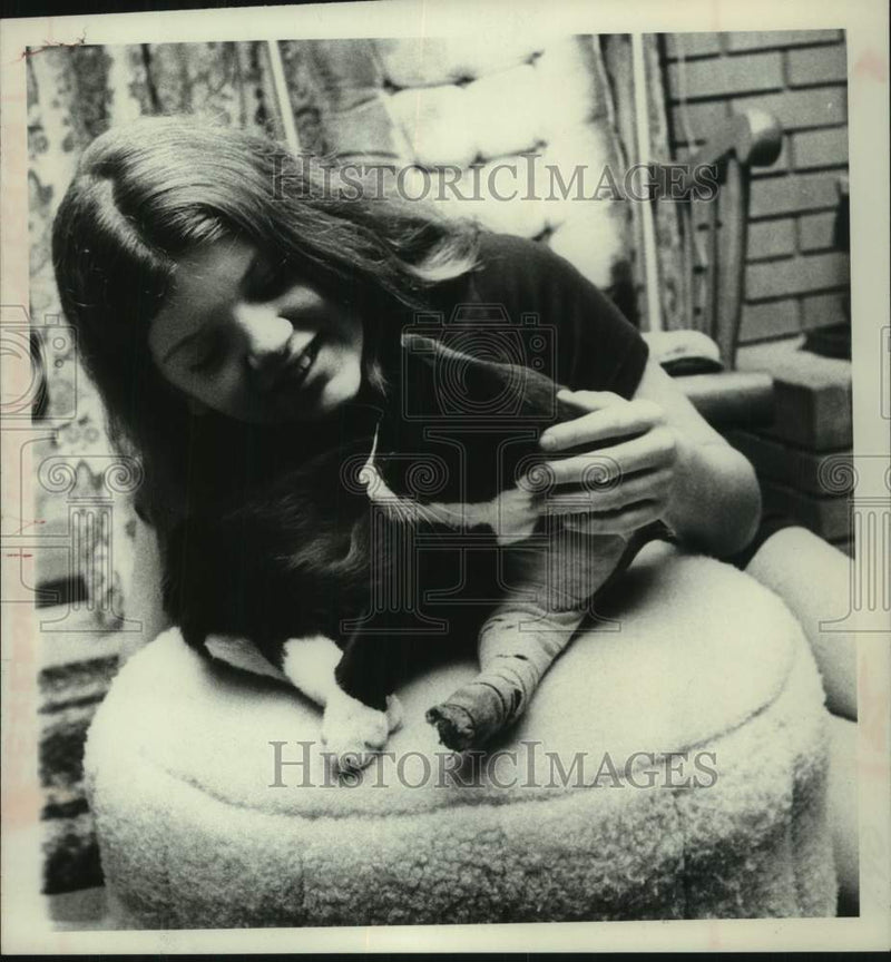 Load image into Gallery viewer, 1978 Press Photo Lisa Bieniek with Mittens the cat in Menands, New York
