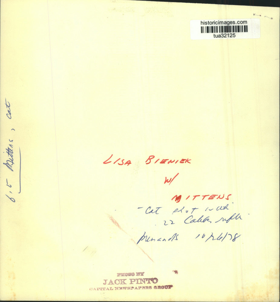 1978 Press Photo Lisa Bieniek with Mittens the cat in Menands, New York