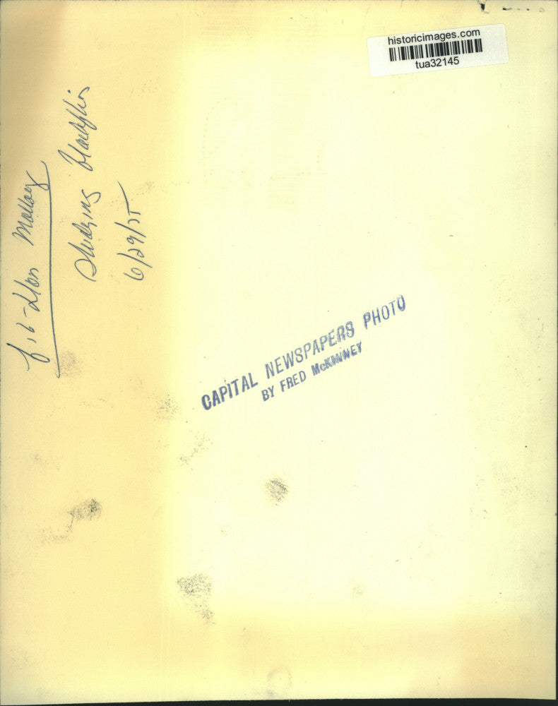 1975 Press Photo Don Malloy looks through microscope to study black flies.