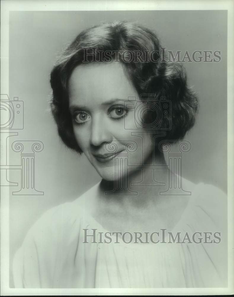 1984 Press Photo Actress Carol Mansell sits for portrait - tua32153- Historic Images