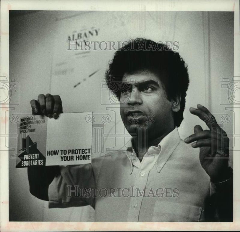 Load image into Gallery viewer, 1978 Press Photo Jai Misir of Albany, NY, holds up neighborhood watch pamphlet
