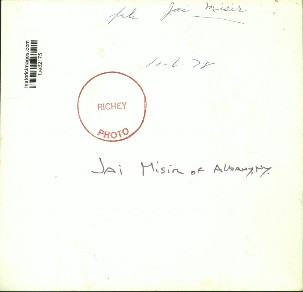 1978 Press Photo Jai Misir of Albany, NY, holds up neighborhood watch pamphlet