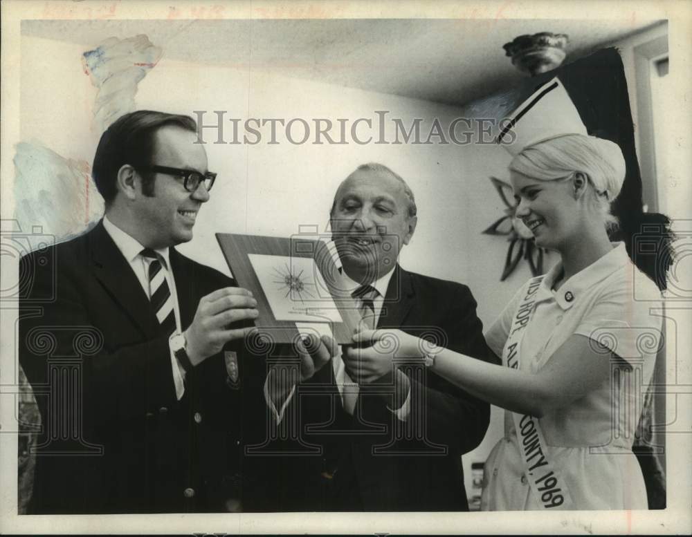 1969 Press Photo Carol Ann Ryder, Miss Hope, Albany County talks with two men