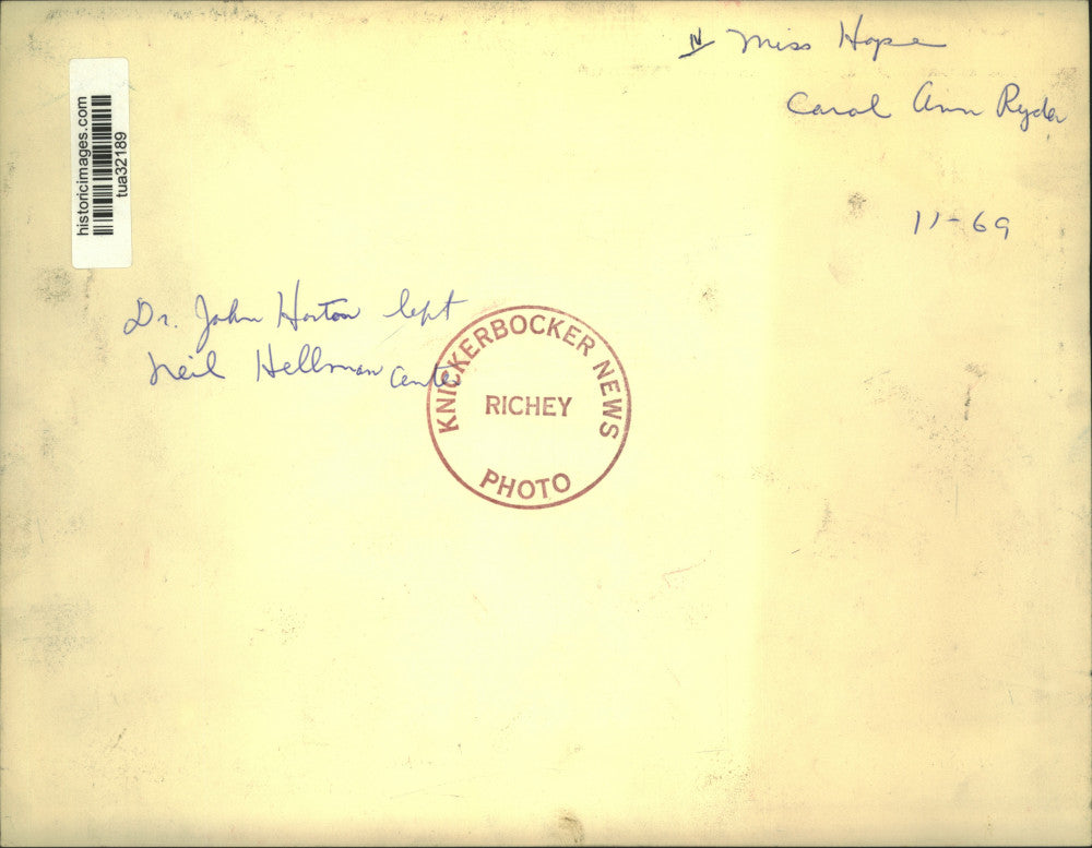 1969 Press Photo Carol Ann Ryder, Miss Hope, Albany County talks with two men