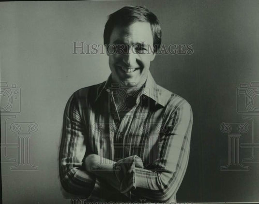 1980 Press Photo Comedian Kelly Monteith smiles for photo - tua32224- Historic Images